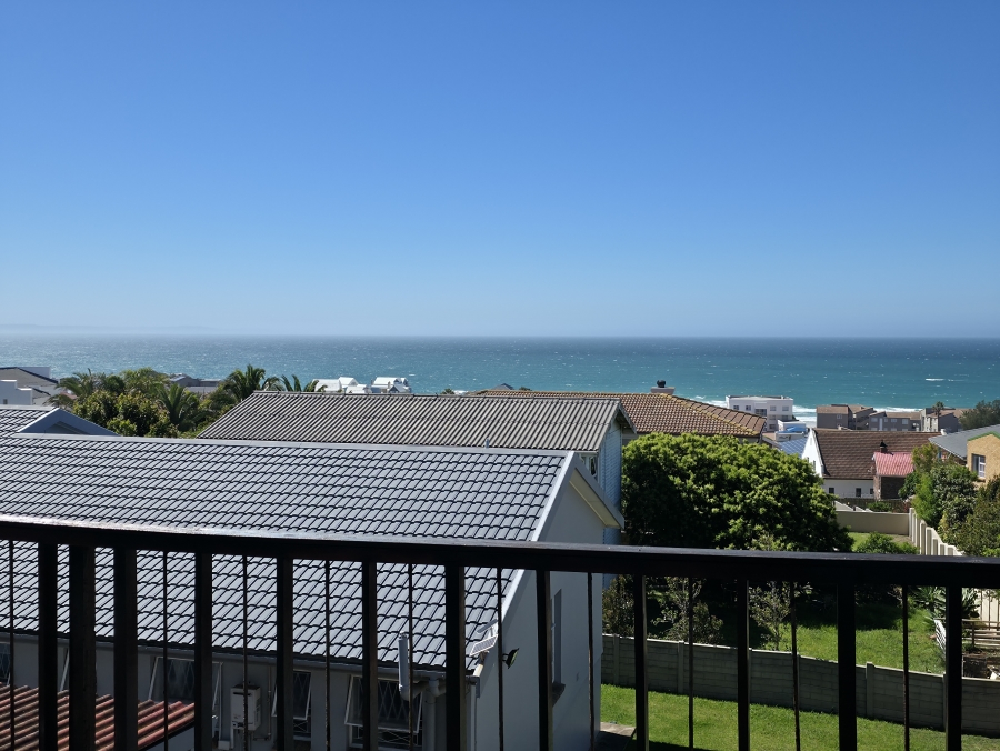 6 Bedroom Property for Sale in Wavecrest Eastern Cape